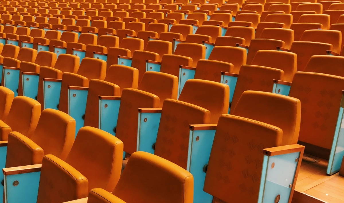 Rows of collapsible theatre chairs